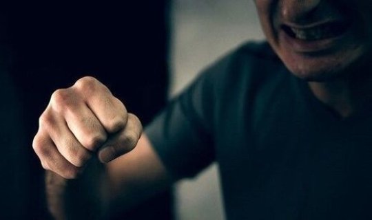 Dostu videosunu silmədi, onu döyüb öldürdü - Bakıda qətl