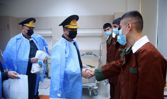 Müdafiə Nazirliyinin rəhbərliyi bayram günündə hərbi hospitalı ziyarət edib - FOTOxa0