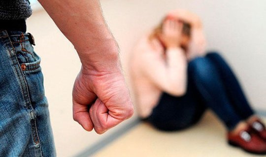 Arvadını uşaqlarının gözü qarşısında döyüb öldürdü