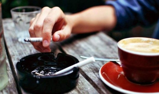 Çay içərkən siqaret çəkmək xərçəng yaradır - Həkim