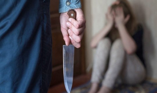 Oğlunun gözü önündə arvadına 30 bıçaq vurdu: “Yalvarıram, məni öldürmə” - FOTO/VİDEO