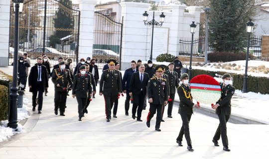 Zakir Həsənov Ankarada ulu öndərin abidəsini ziyarət edib