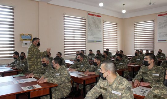 Hərbi qulluqçuların psixoloji sahədə maarifləndirilməsi üzrə tədbirlər keçirilib - FOTO