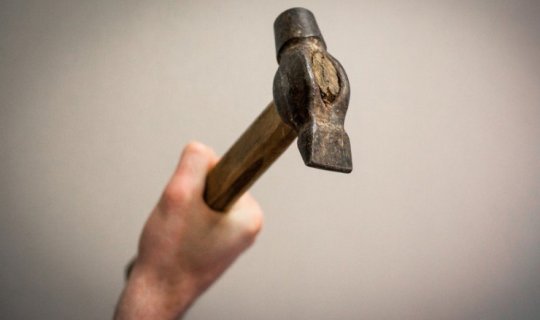 Bakıda ər arvadını çəkiclə öldürmək istəyib