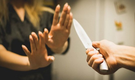 Məktəbdə 4 uşaq anası qətlə yetirildi