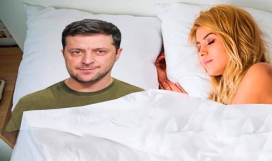 Çexiyada Zelenskinin təsviri olan yastıq buraxıldı - FOTO