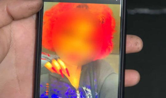 Bakıda atasıyla mübahisə edən gənc qız boğazını kəsib bara getdi - VİDEO