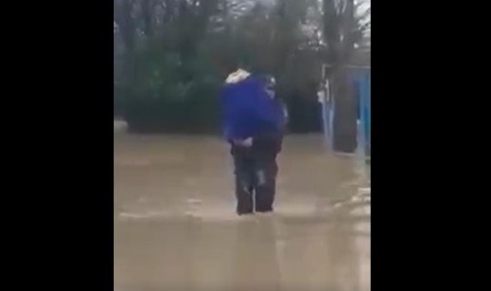 Polis yaşlı qadını qucağında daşıdı - Masallıda (VİDEO)