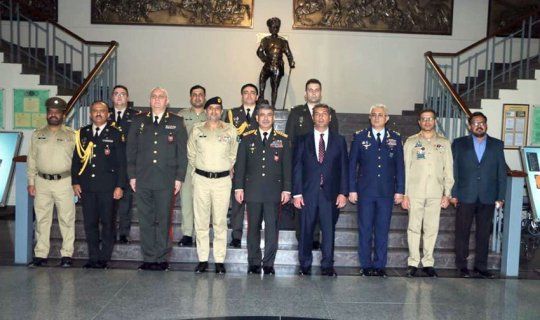 Müdafiə naziri Pakistan Ordu Muzeyini ziyarət etdi
