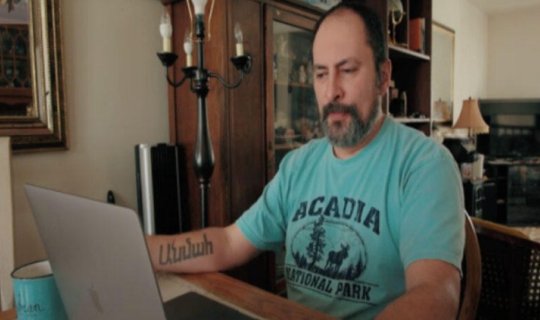 8 dil bilir - amma xalça yumağa üstünlük verir