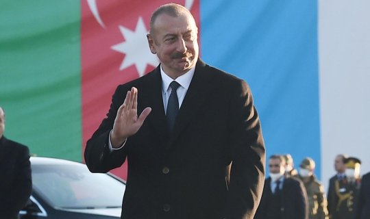 Əliyevin hədəfi: Birbaşa dialoq, Xankəndidə bayraq