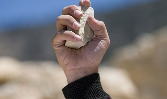 Tanışının başını daşla əzərək öldürən şəxs hakim qarşısındaxa0