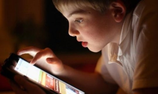 Azyaşlı uşaqları telefondan uzaq tutmaq sağlamlıqdır, yoxsa texnologiyadan geridə qalmaq?