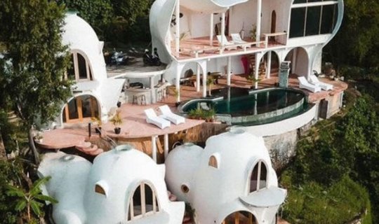 Dünyanın ən qəribə evləri: Bambuk sığınacaq, “göbələk” daxma, “gitara” malikanə... - FOTO