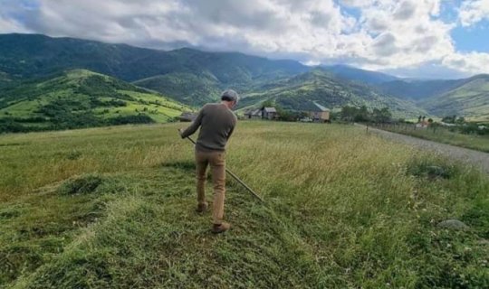 Fransa səfiri Yardımlıda ot biçdi - FOTO