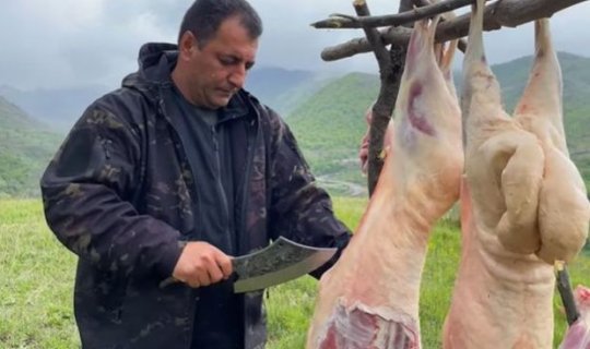 Dünyaca məşhur bloqer Kəlbəcərdə quzu bişirdi - VİDEO