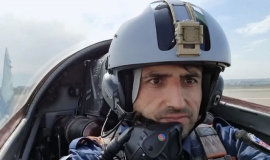 Selçuk Bayraktar ilk dəfə Bakıda döyüş təyyarəsi sürdüxa0- VİDEO
