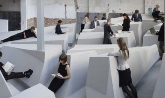 İşçilərin oturmadığı ofis