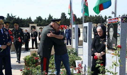 Müdafiə Nazirliyinin rəhbərliyi Fəxri xiyabanı və İkinci Şəhidlər xiyabanını ziyarət edib - FOTO
