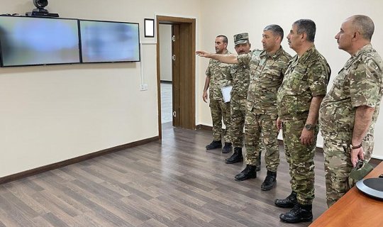 Müdafiə naziri Azərbaycan komandolarının döyüş hazırlığı ilə bağlı göstərişlər verib