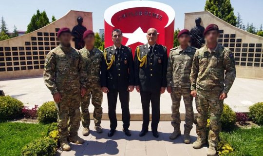 Hərbi qulluqçular \