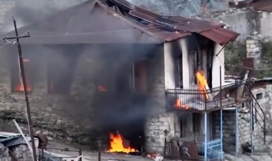 Laçını tərk edən ermənilərdən növbəti barbarlıq: Evləri yandırırlar - VİDEO