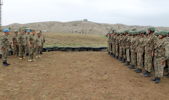 Baş Qərargah rəisi Quru Qoşunlarında xidməti müşavirə keçirdi