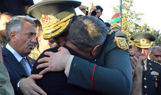 Müdafiə Nazirliyinin rəhbər heyəti şəhidlərimizin dəfn və yas mərasimlərində iştirak edib
