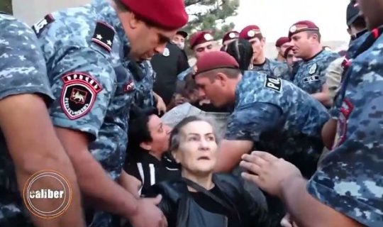 Yerablur “döyüşləri”: Erməni “qırmızı biretlər” əsgər analarına qarşı – VİDEO