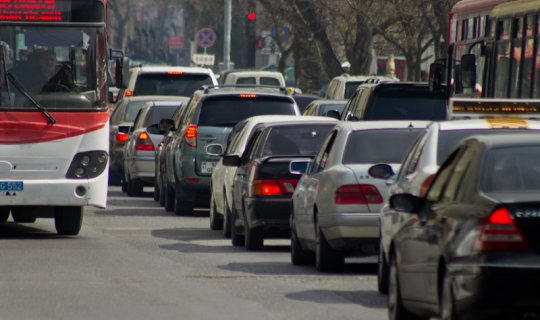 Tıxac olan yollar açıqlandı: 144 avtobus gecikir