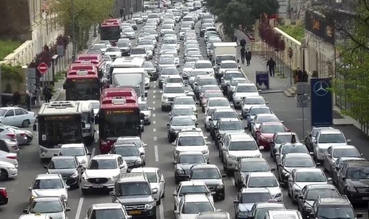 Tıxac olan yollar açıqlandı: 132 avtobus gecikir