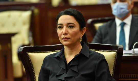 Ombudsman 54 min manatlıq hədiyyələr alır