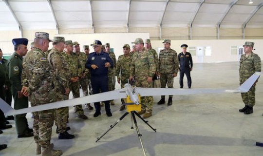 Özbəkistanlı general HHQ pilotsuz uçuş aparatları ilə tanış olub - FOTO