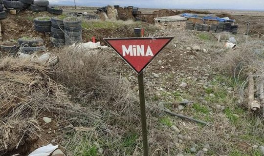 Laçında iki nəfər minaya düşdü