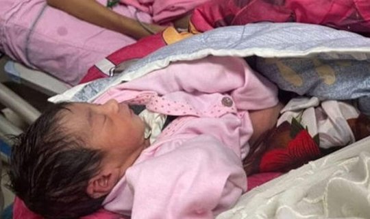 Yeddi ay komada olan qadın sağlam uşaq dünyaya gətirdi - FOTO
