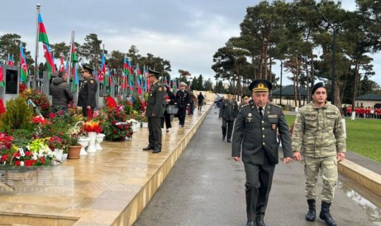 Müdafiə Nazirliyinin zabit heyəti Zəfər Günü ilə bağlı İkinci Şəhidlər xiyabanını ziyarət edib