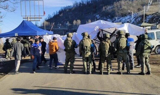 Sülhməramlılar etiraz aksiyasının keçirildiyi ərazidə quraşdırdıqları çadırları sökürlər