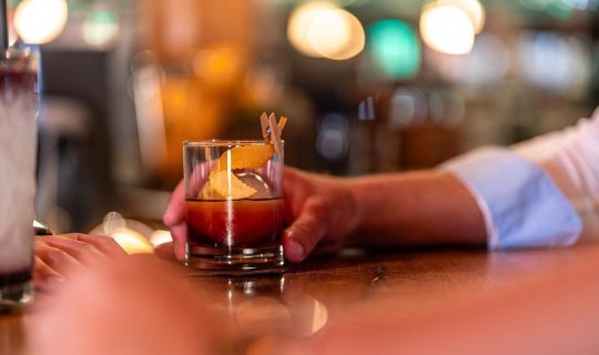 Alkoqollu içki reklamlarında bir sıra tələblər pozulub