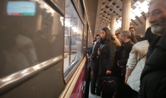 Metroda problem: sərnişinlər düşürüldü