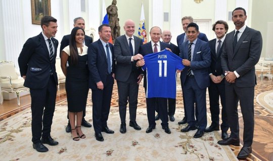 İngiltərəli futbolçu Putinlə görüşdə qaşıq oğurlayıb