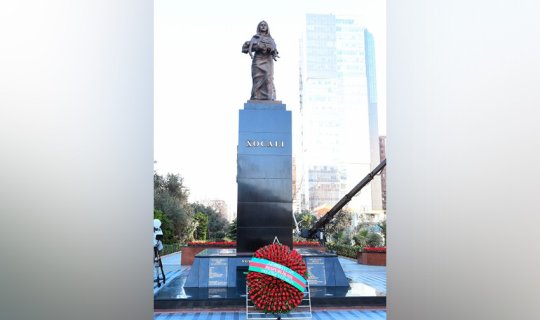 Müdafiə Nazirliyinin rəhbər heyəti Xocalı soyqırımı abidəsini ziyarət edib