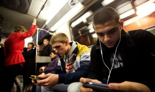 Metrodakı səs-küydən herpesə kimi: Gəncləri eşitmə itkisinə məruz qoyan səbəblər