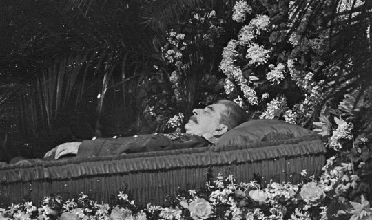 “Tez öl, it, sənsiz yaşamaq asan olacaq” - Stalinlə vida mərasimində kütləvi insan qırğını (FOTO)