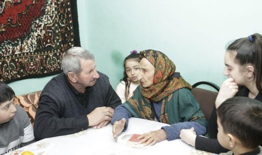 Onun nəvələri indi nənədir: Xaçmazın 100 yaşlı sakini - VİDEO
