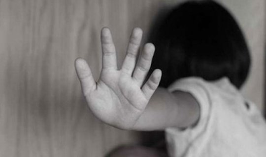 8 yaşlı qızını cinsi istismara sövq etmişdi - Ana və iki kişiyə ağır cəza verildi
