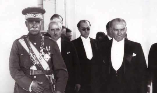 Rza şah Pəhləvi Atatürklə görüşdə Azərbaycanca danışır - VİDEO
