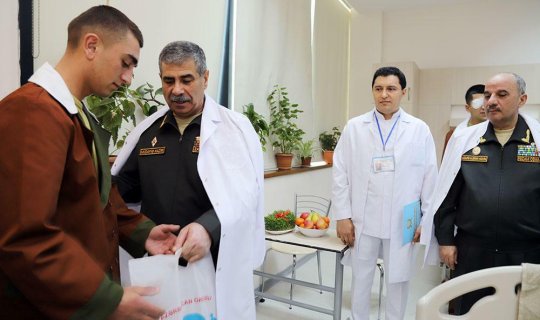 Zakir Həsənov bayram münasibətilə hərbi hospitalı ziyarət etdi - FOTO/VİDEO