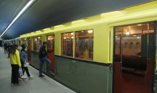 Bakı metrosunda retro vaqonlar nümayiş etdirilir - FOTO