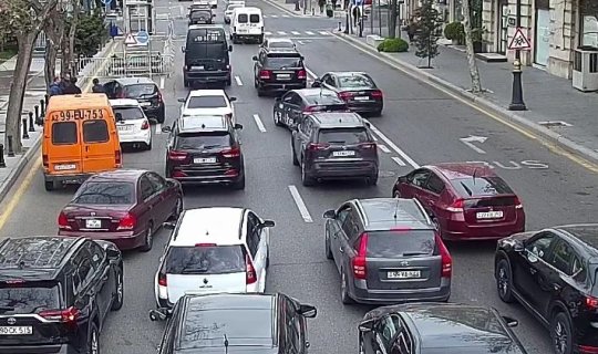 11 küçə və prospektdə tıxac var