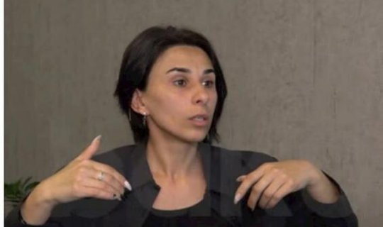 7 yaşlı Fəridin anası özü haqqında olan qalmaqallı sualları cavablandırdı - VİDEO